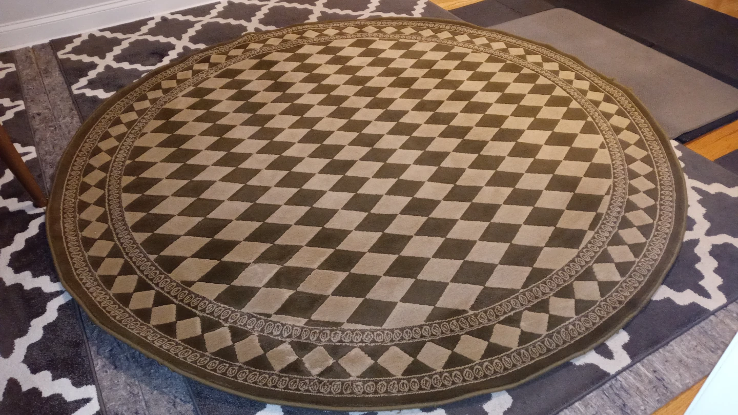 Round checkered area rug