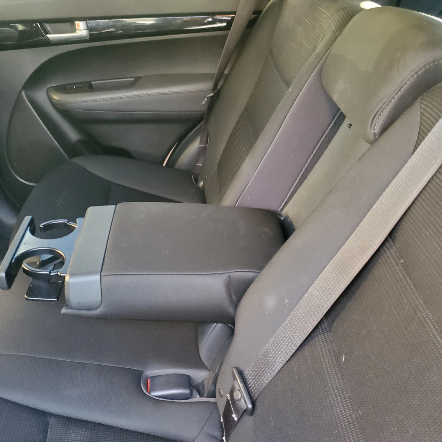 White Kia Sorento SUV - photo 5