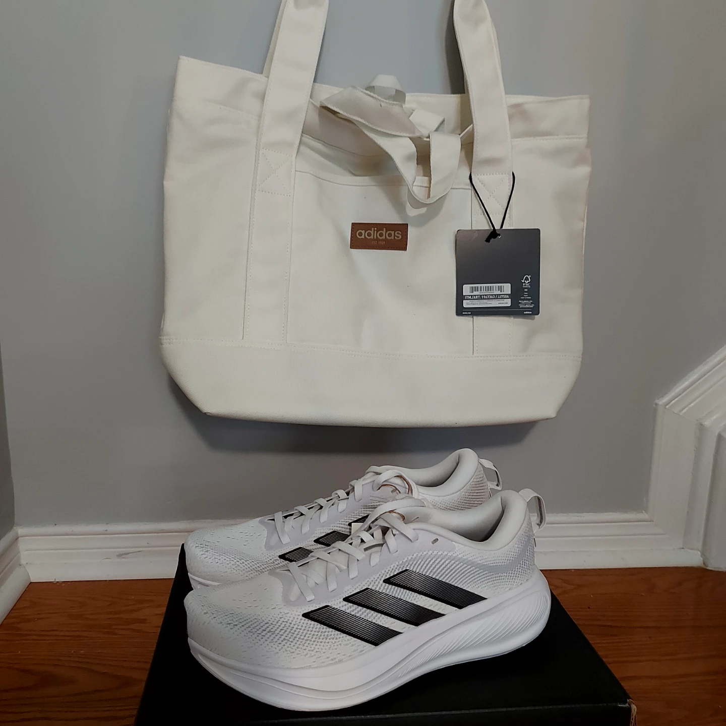 New Adidas Running Shoes Size 9/ new  Adidas tote bag