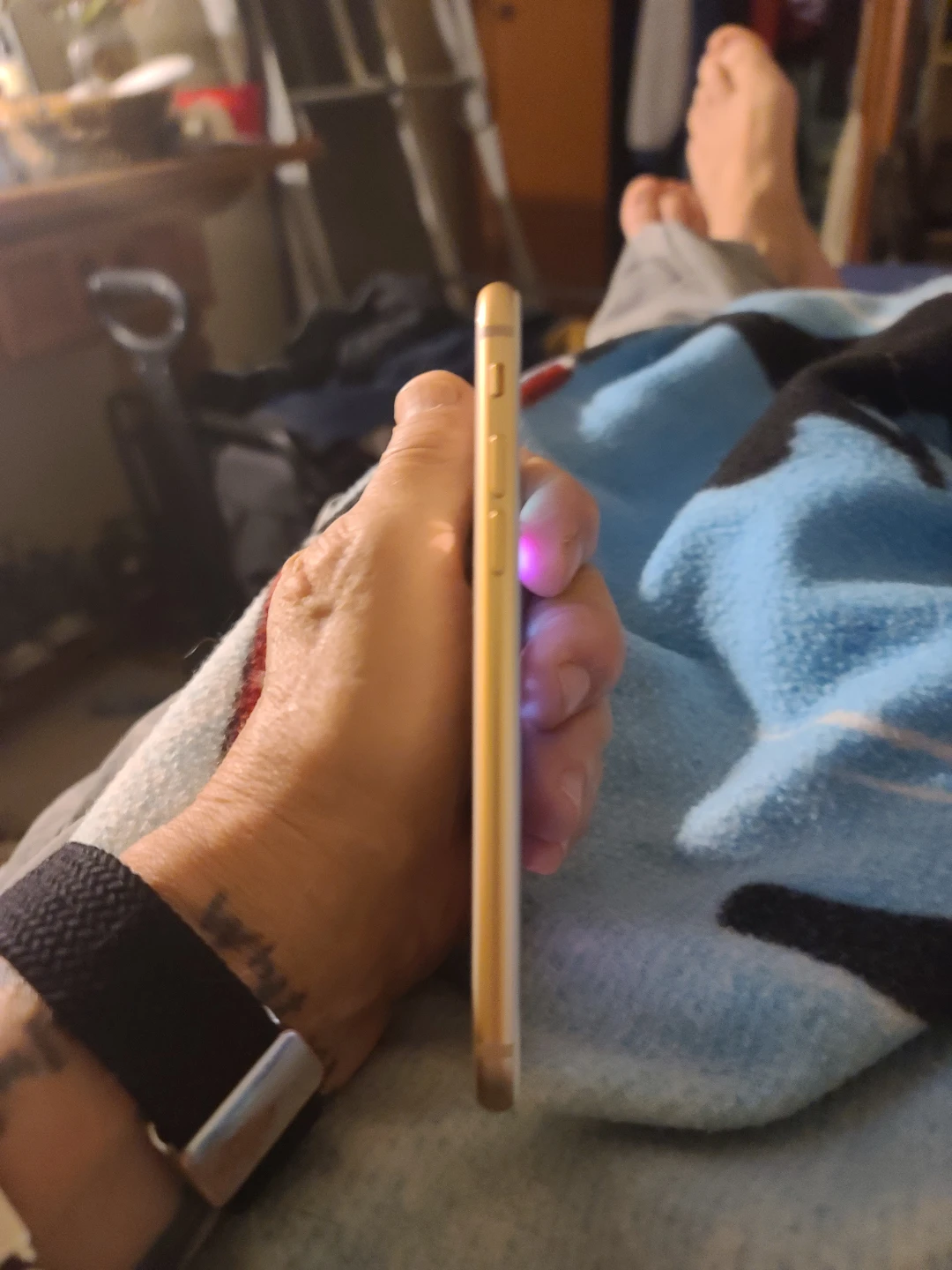 Gold iPhone 8 with or without ihome player (see photos) - photo 3