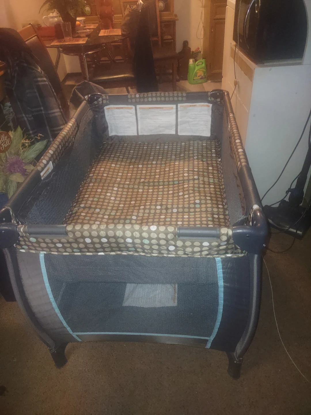 Play pen with built in bassenette - photo 2