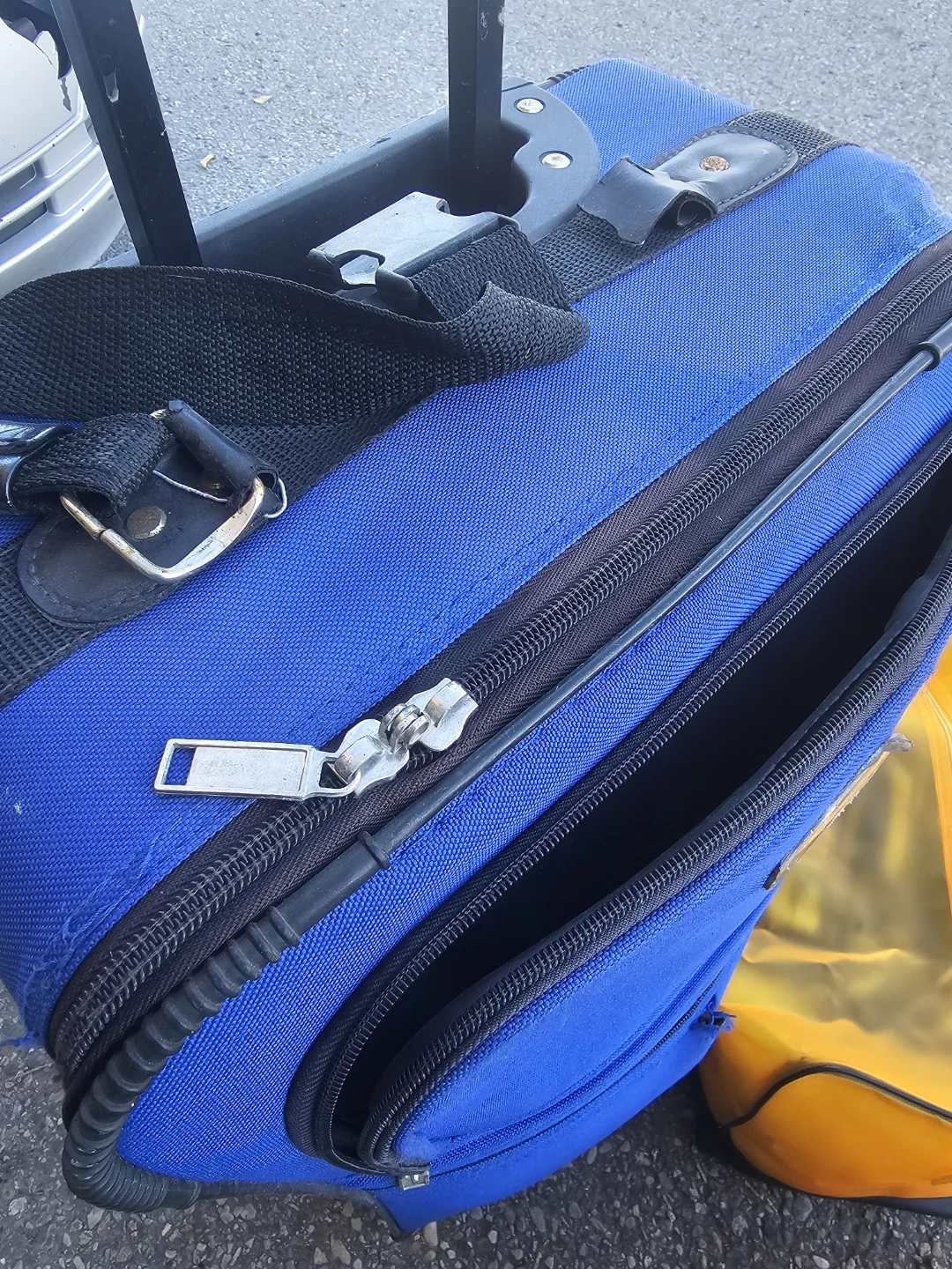 Blue Everlite Rolling Suitcase - photo 5