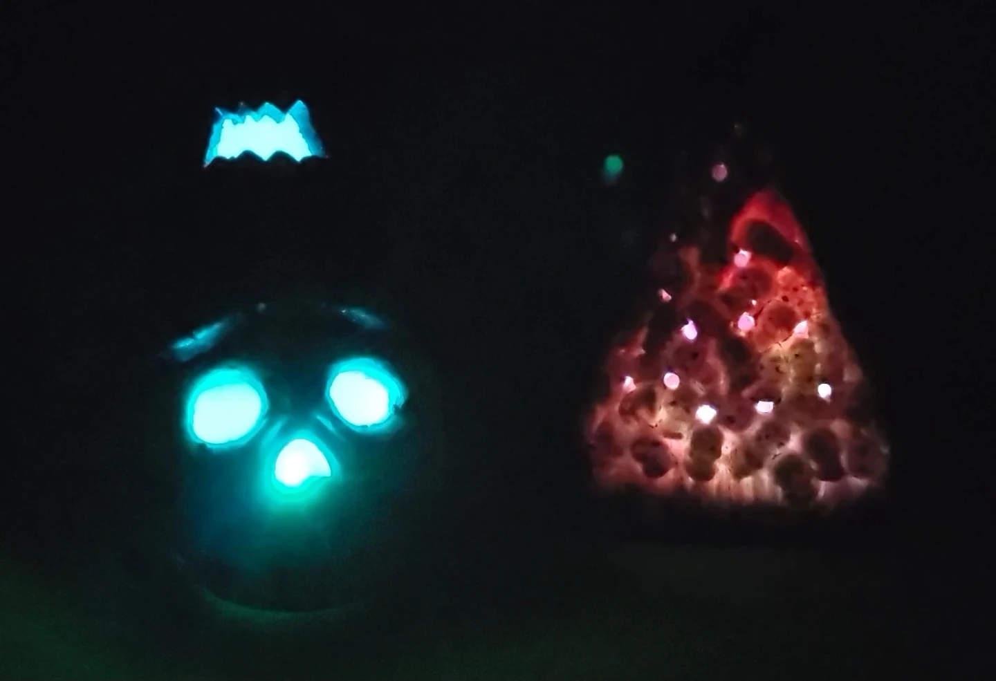 Light-Up Halloween Skull Decor - photo 2