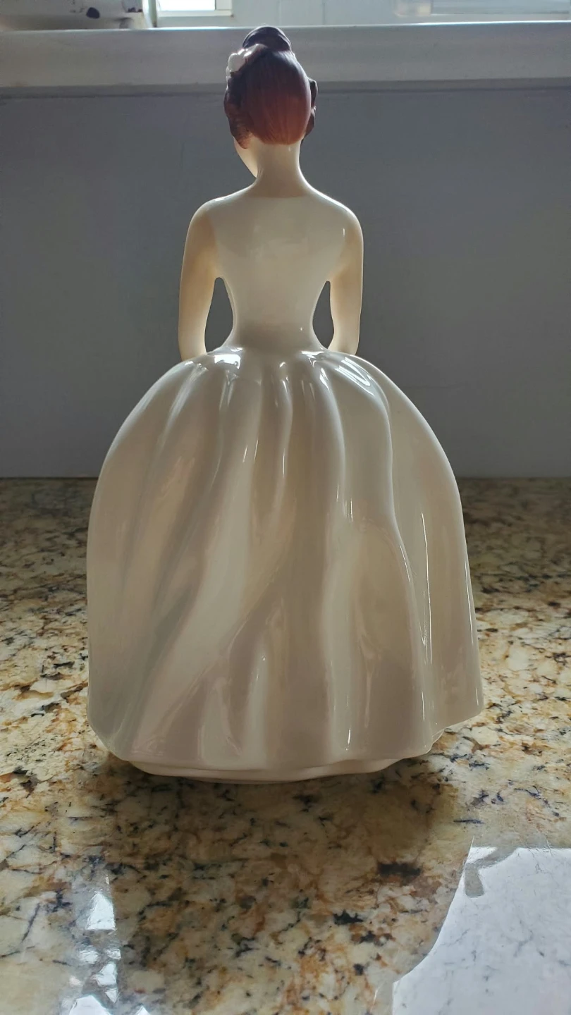 Vintage Royal Doulton "Ann" HN 2739 Figurine - photo 2