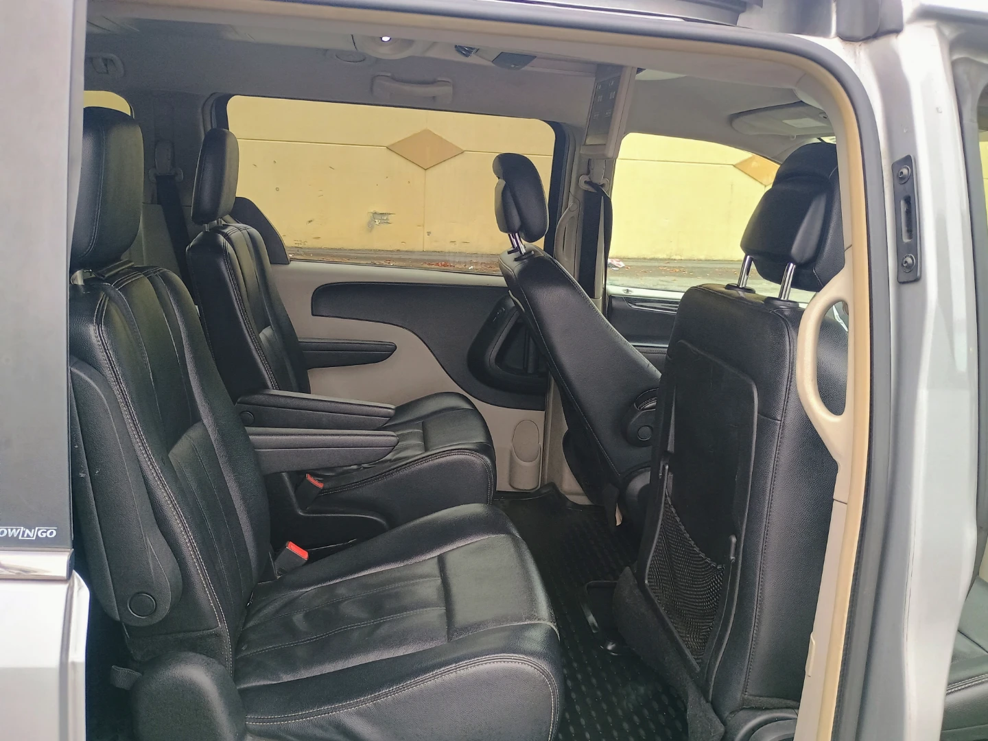 Chrysler Town & Country Minivan - photo 4