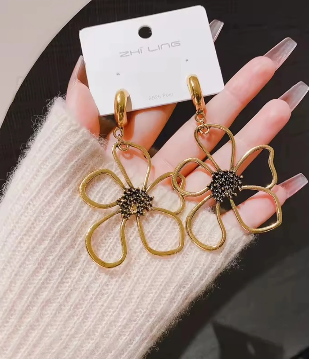 Big golden-tone flower earrings - photo 4