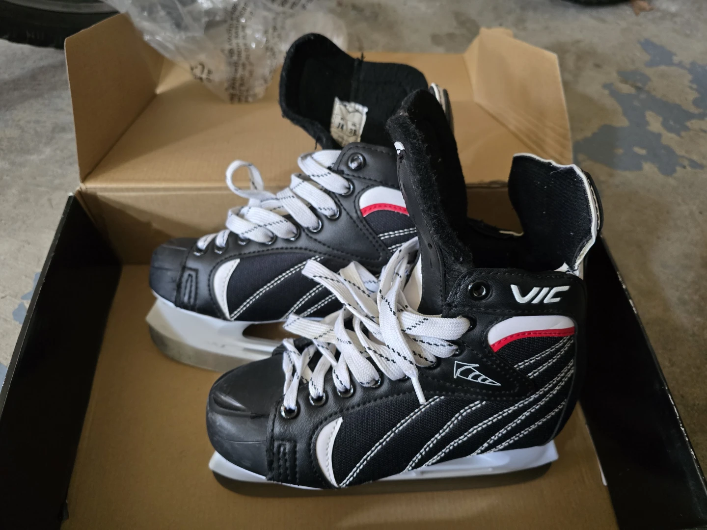 VIC Ice Skates Size J4 - photo 2