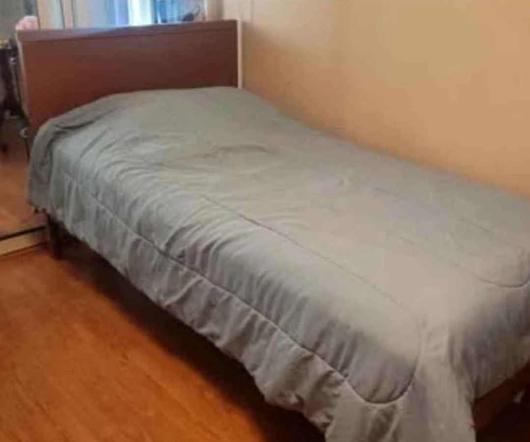 Single bed frame and mattress
