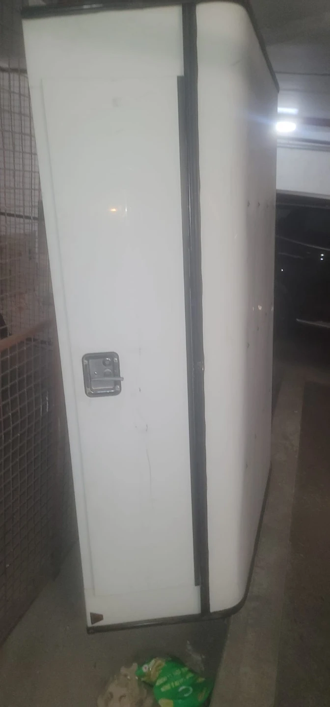 White A.R.E. pickup truck cap for an 8-foot truck box. - photo 5