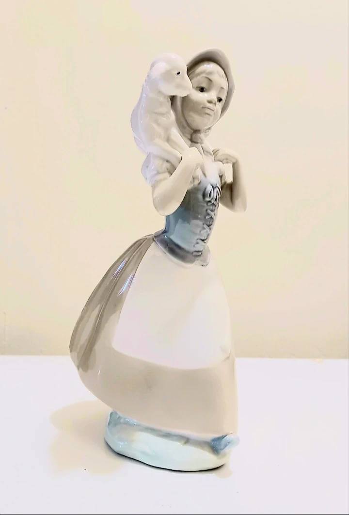 Nao by Lladro Handmade Shepherdess Figurine - photo 2