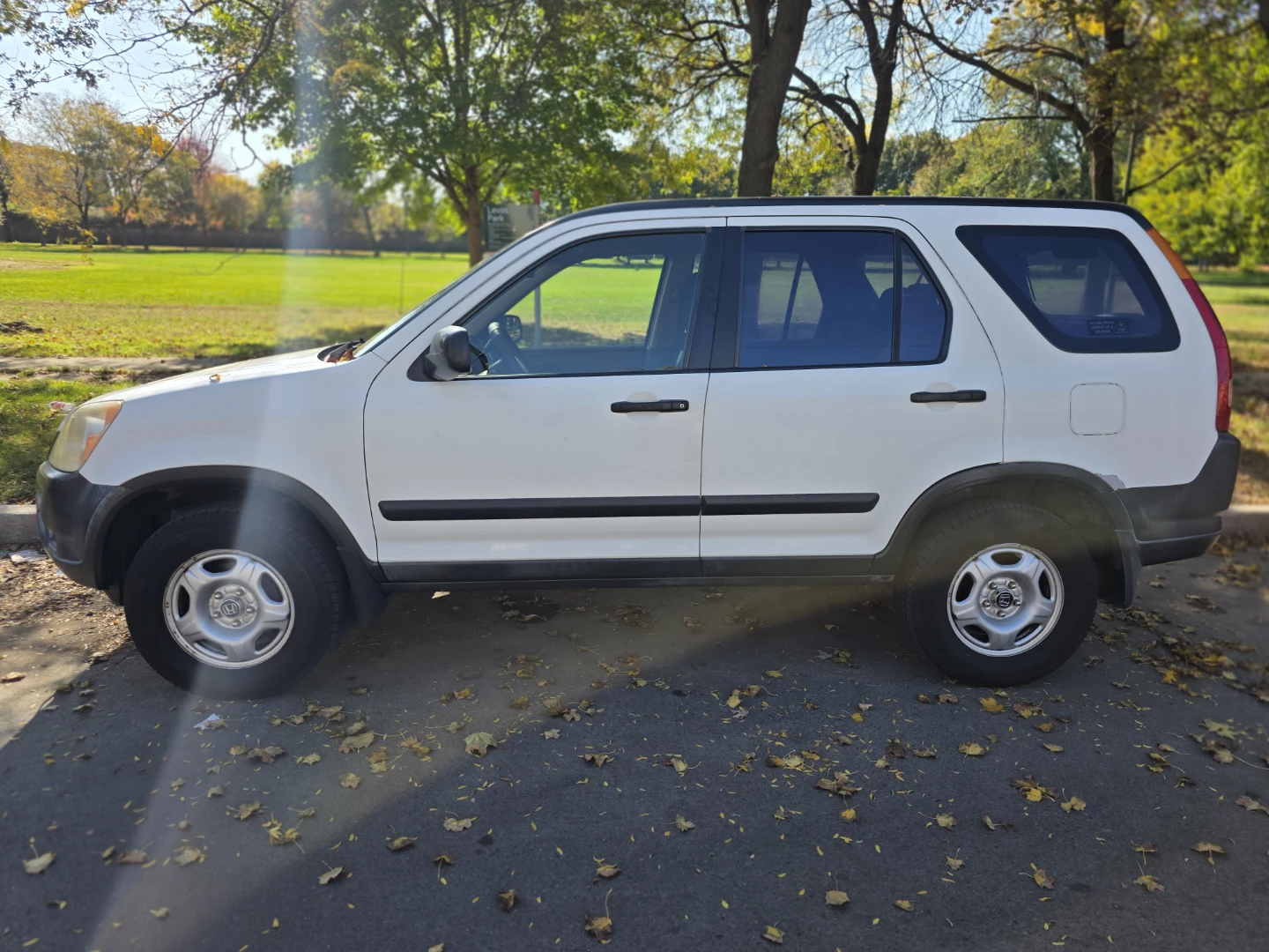 White Honda CR-V SUV - photo 3