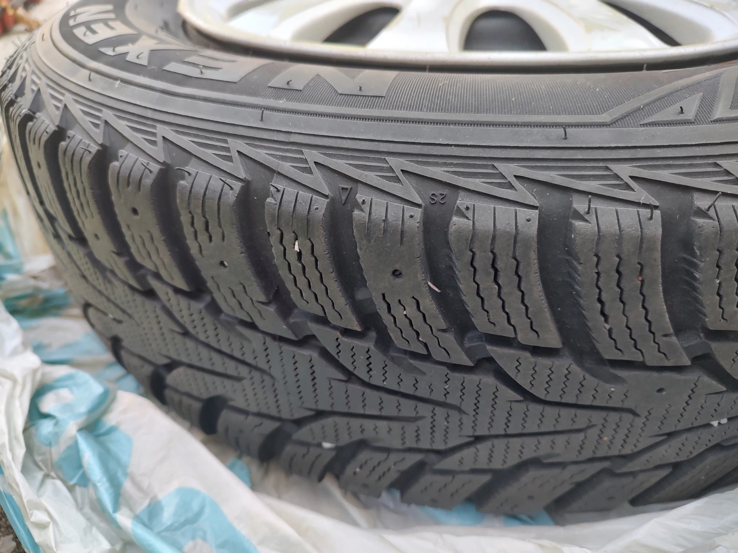 Nexen 185/70R14 Winter Tires with Rims - photo 4