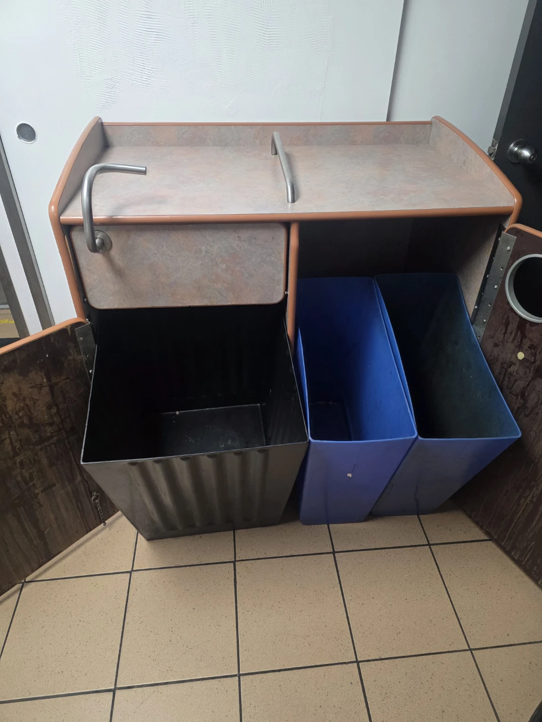 Commercial Recycling and Waste Station - photo 3