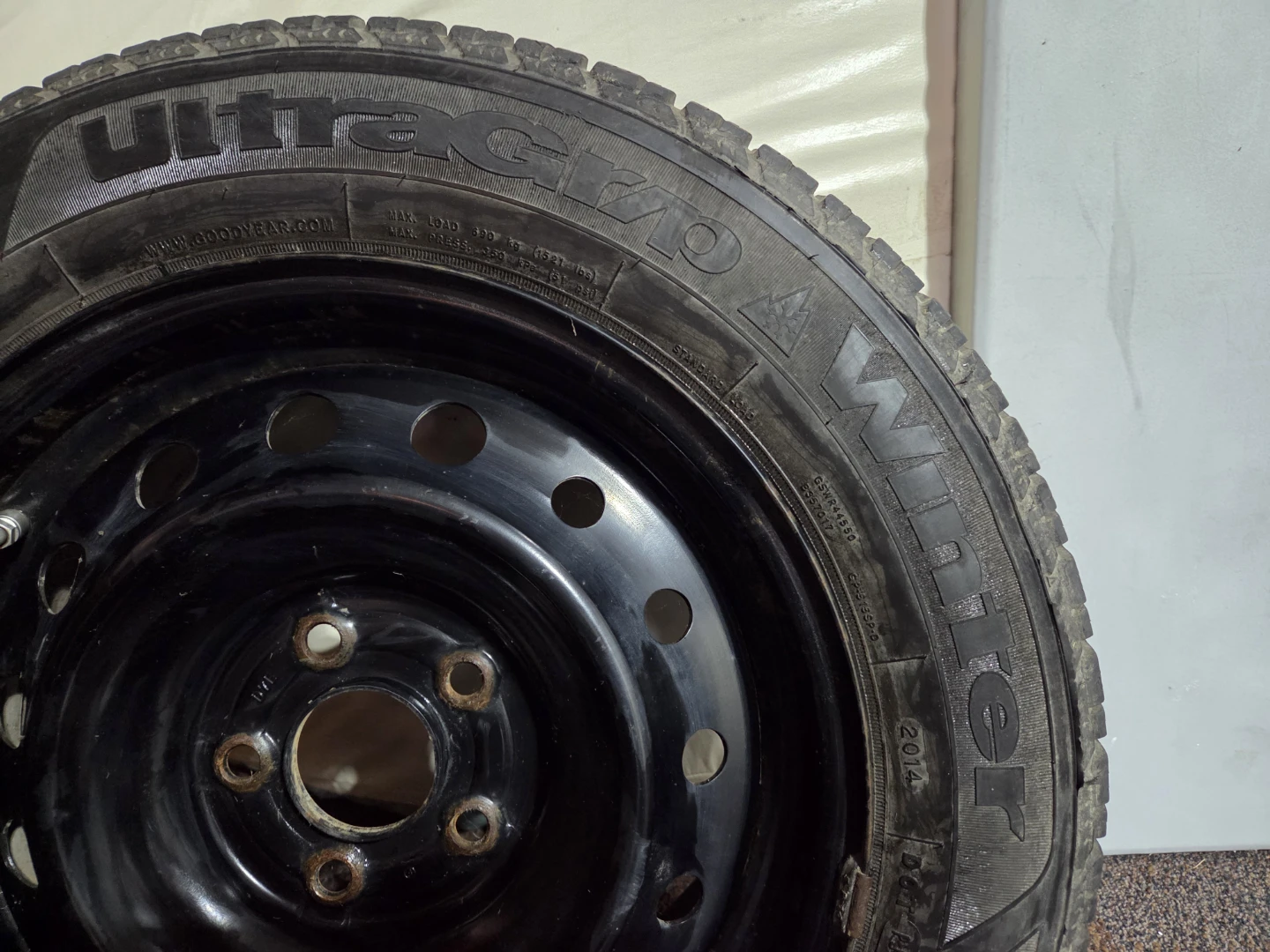 Set of 4 Goodyear Ultra Grip Winter Tire with Rim 215/60R16 - photo 3