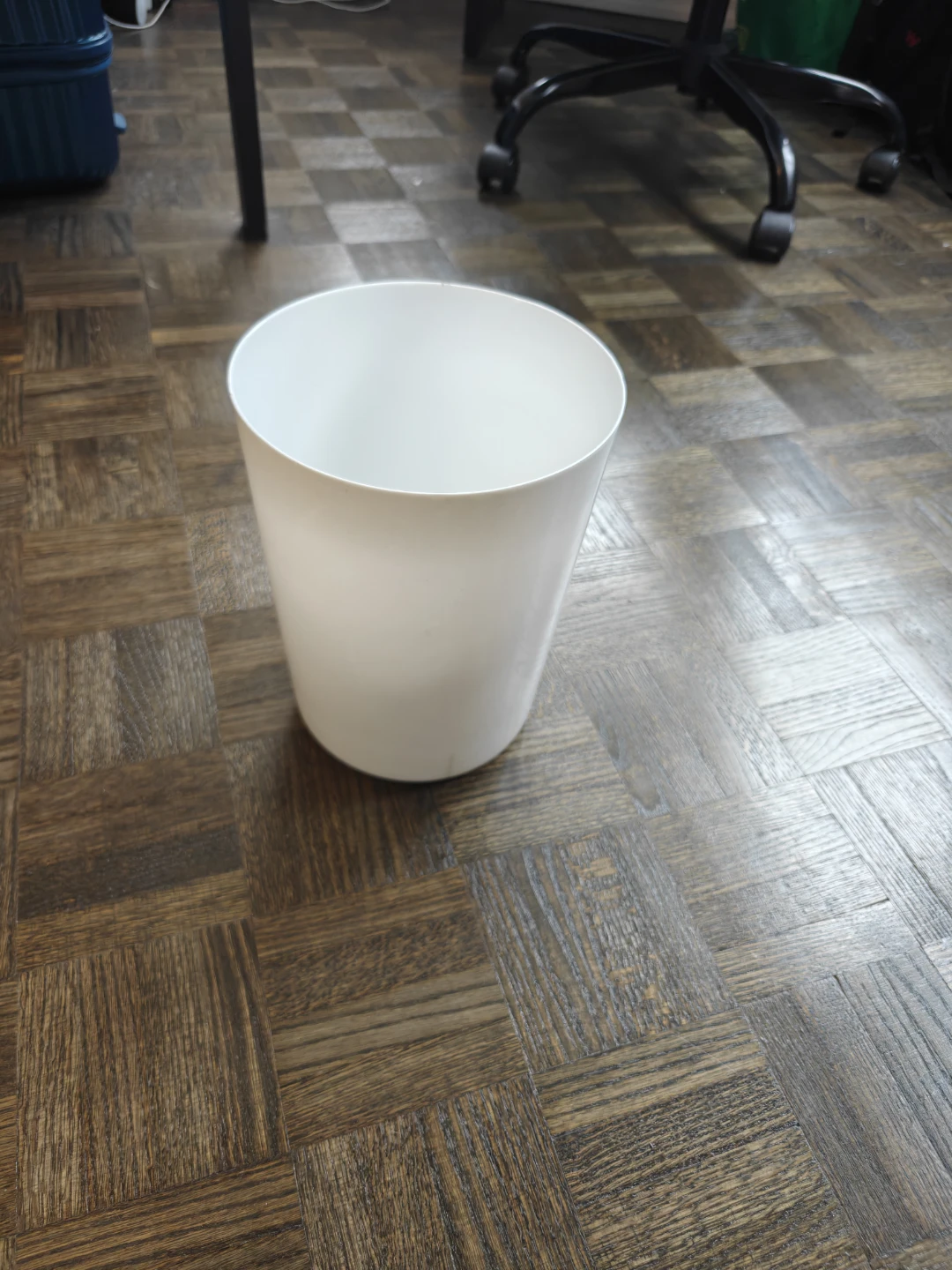 White plastic waste bin - photo 3