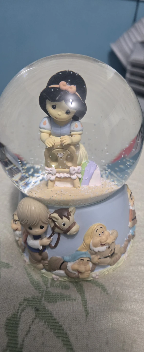 Precious Moments Disney Snow White Musical Snow Globe - photo 5