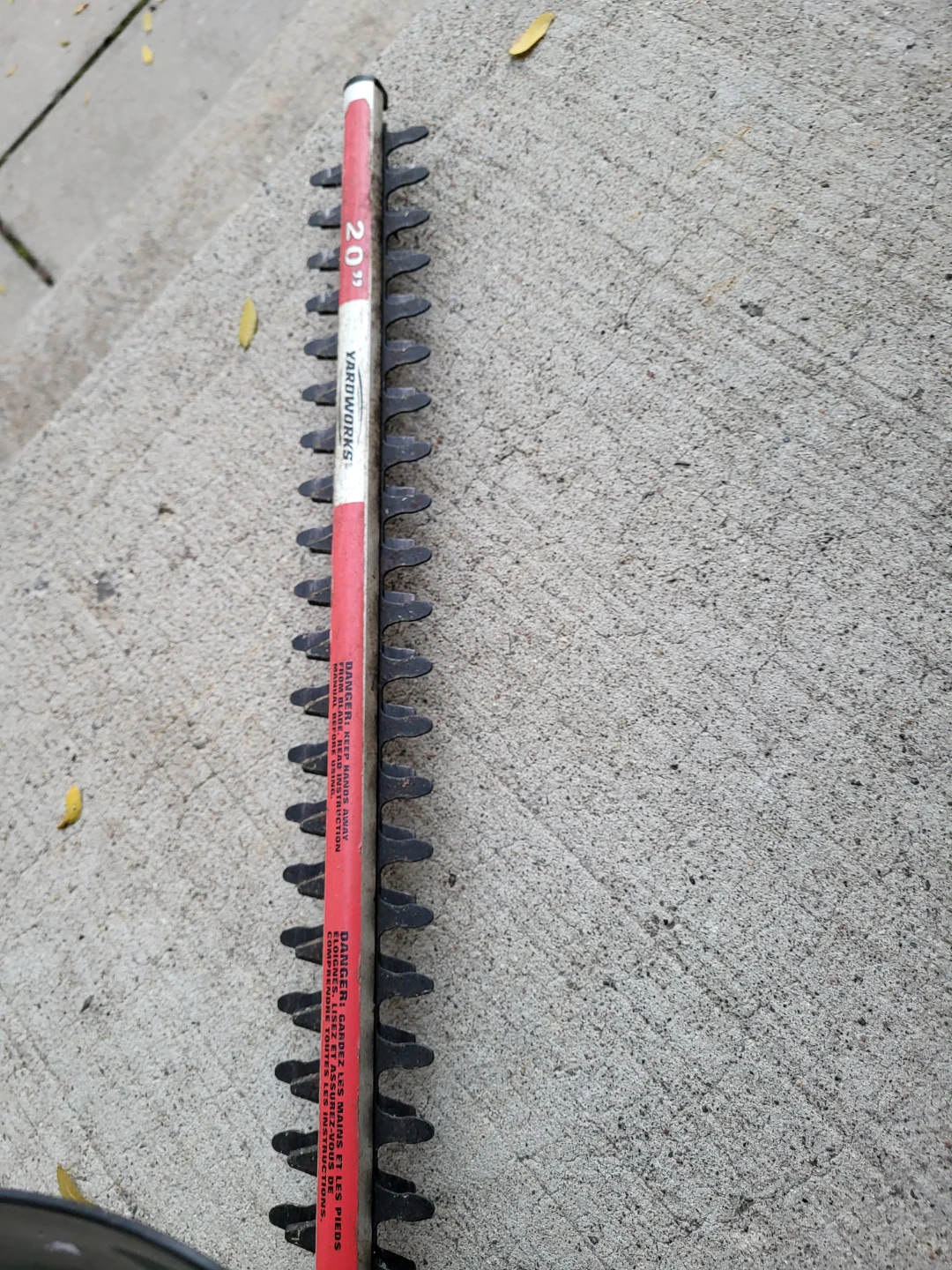 Yardworks 18V 20-inch Cordless Hedge Trimmer - photo 3