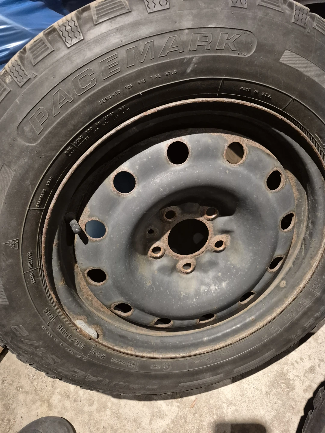 FOUR USED SNOW TIRES ON STEEL RIMS215/65R16 Tires - photo 4