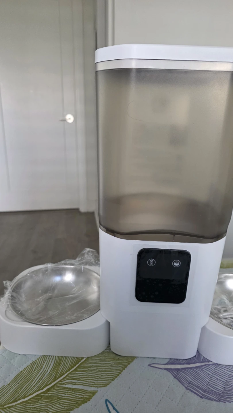 Brand new Automatic pet feeder