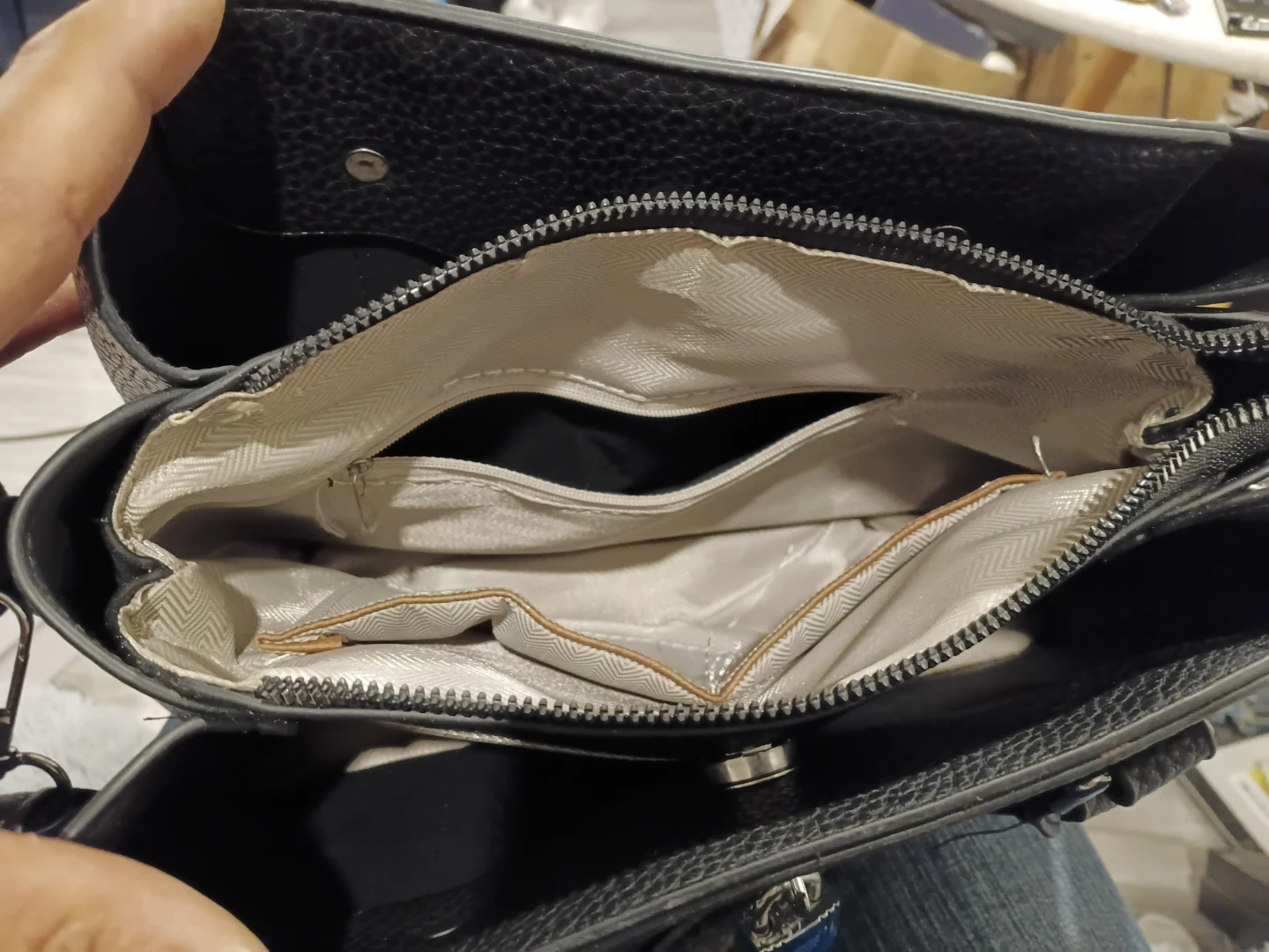 Black structured handbag with padlock detail - photo 2