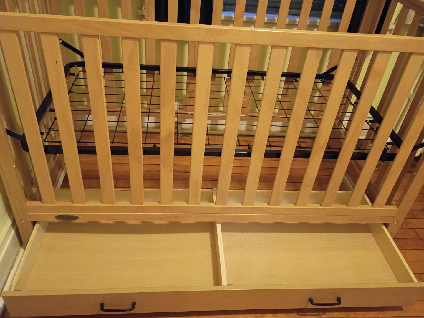 Graco Wooden Baby Crib with Drawer - photo 4