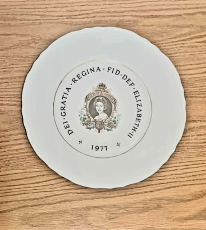 Queen Elizabeth II 1977 Silver Jubilee Commemorative Plate
