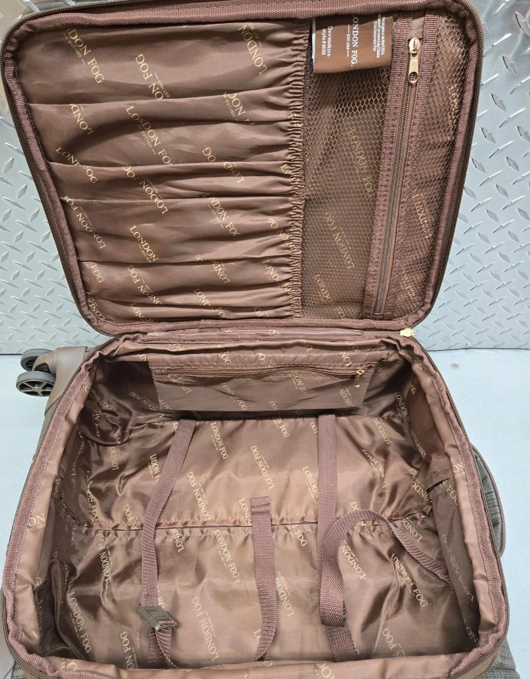 London Fog Devonshire 21in Expandable 8 Wheel Spinner Suitcase - photo 3
