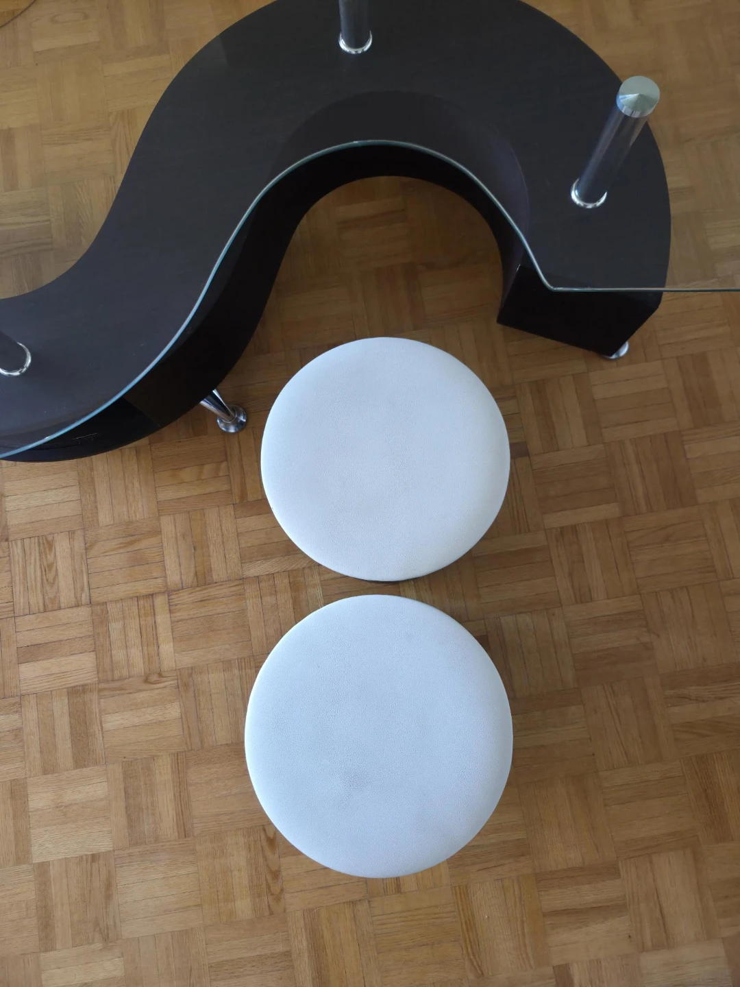 S-Shaped Coffee Table with Two Stools - photo 4