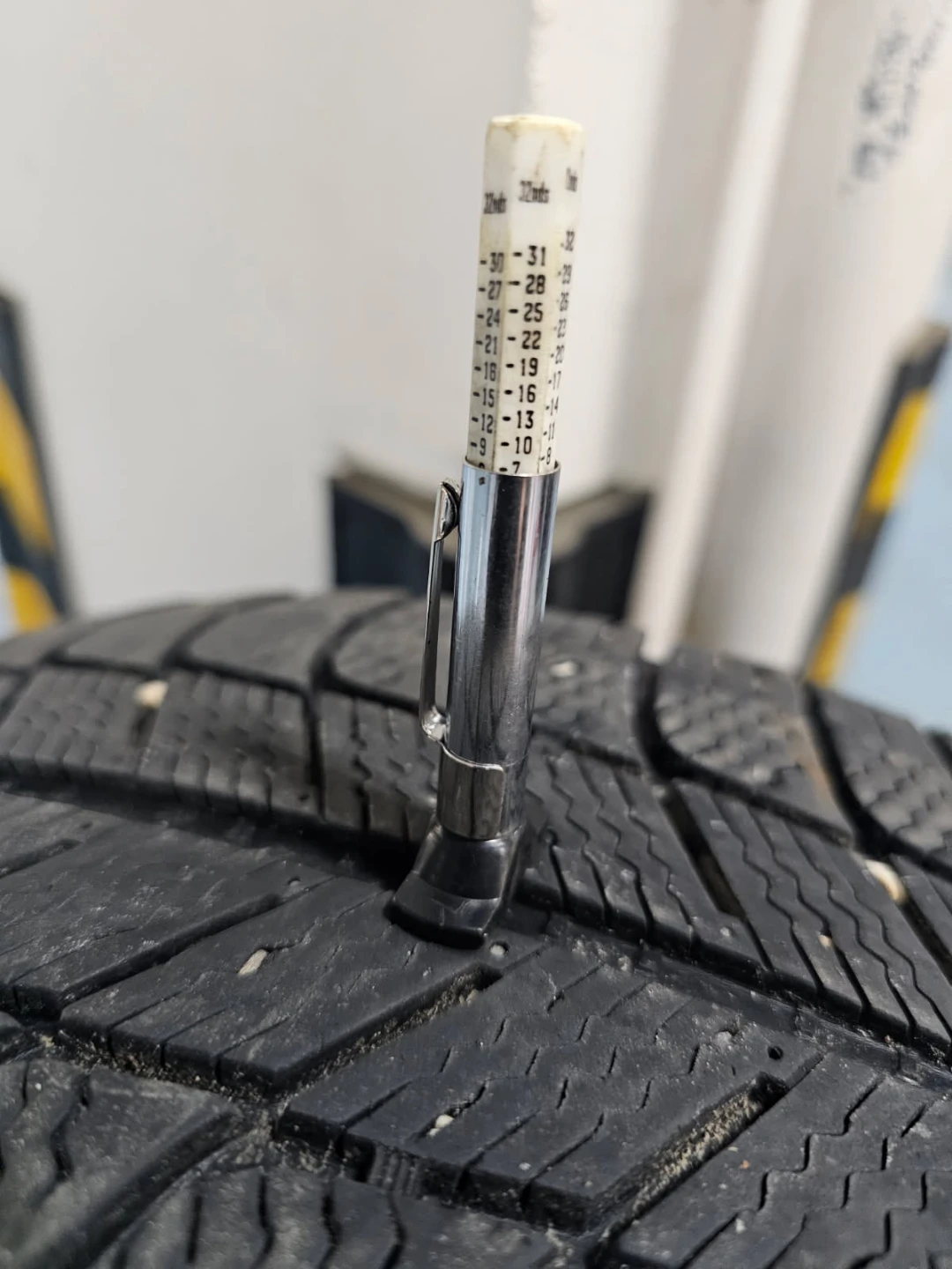 Michelin X-Ice Snow Tires 235/45R18 - photo 3