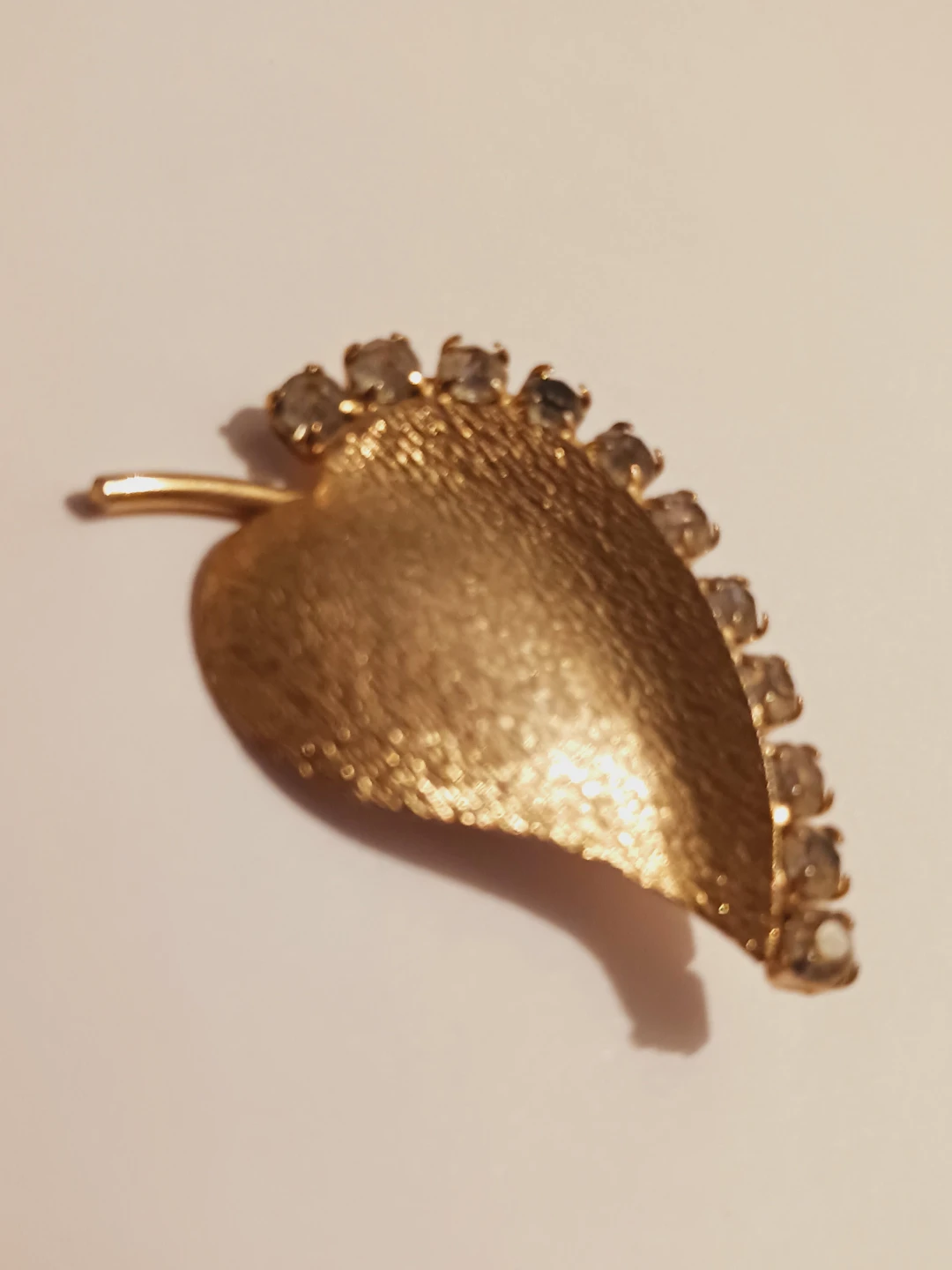 Classic Vintage Gold Plated Leaf Brooch with Rhinestones - photo 2