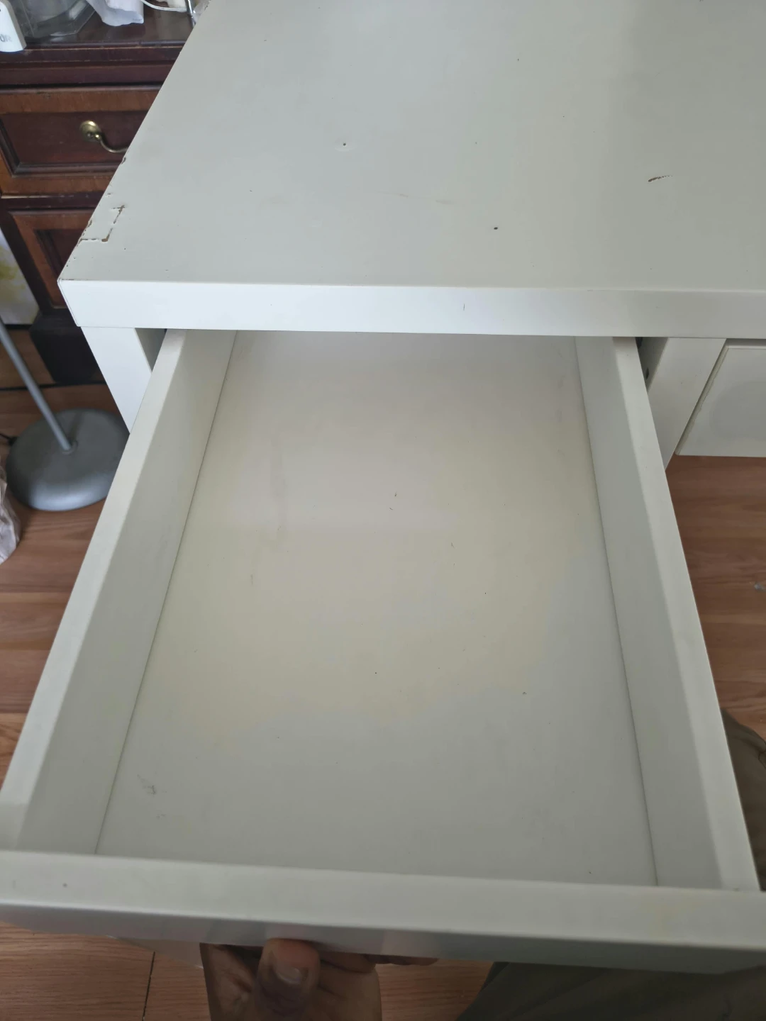 White computer desk - photo 2