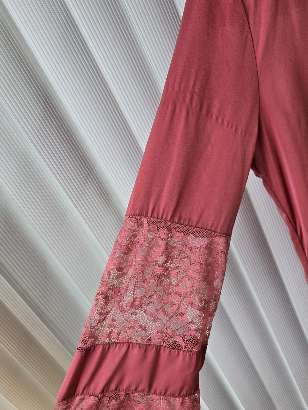 La Vie en Rose Dusty Pink Lace-sleeve Robe - Size XS/S - photo 3