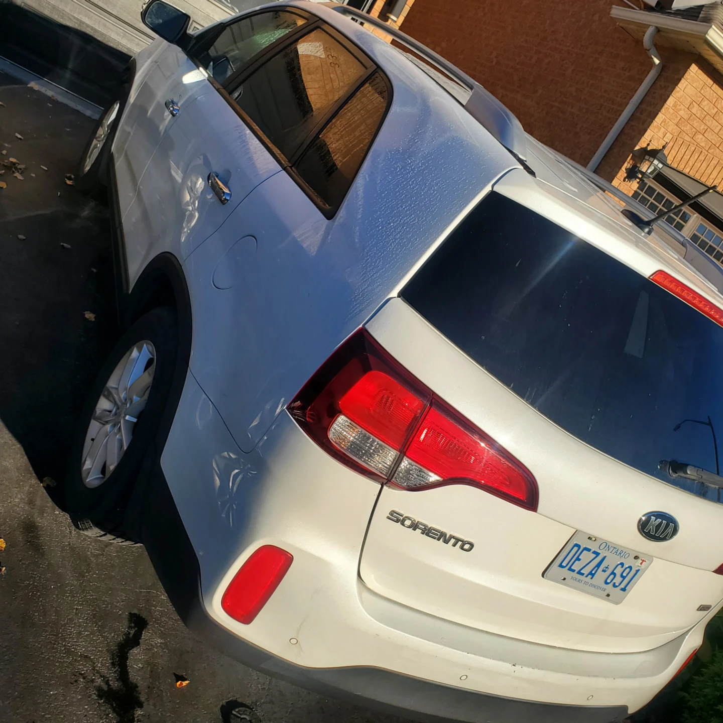 White Kia Sorento SUV - photo 3