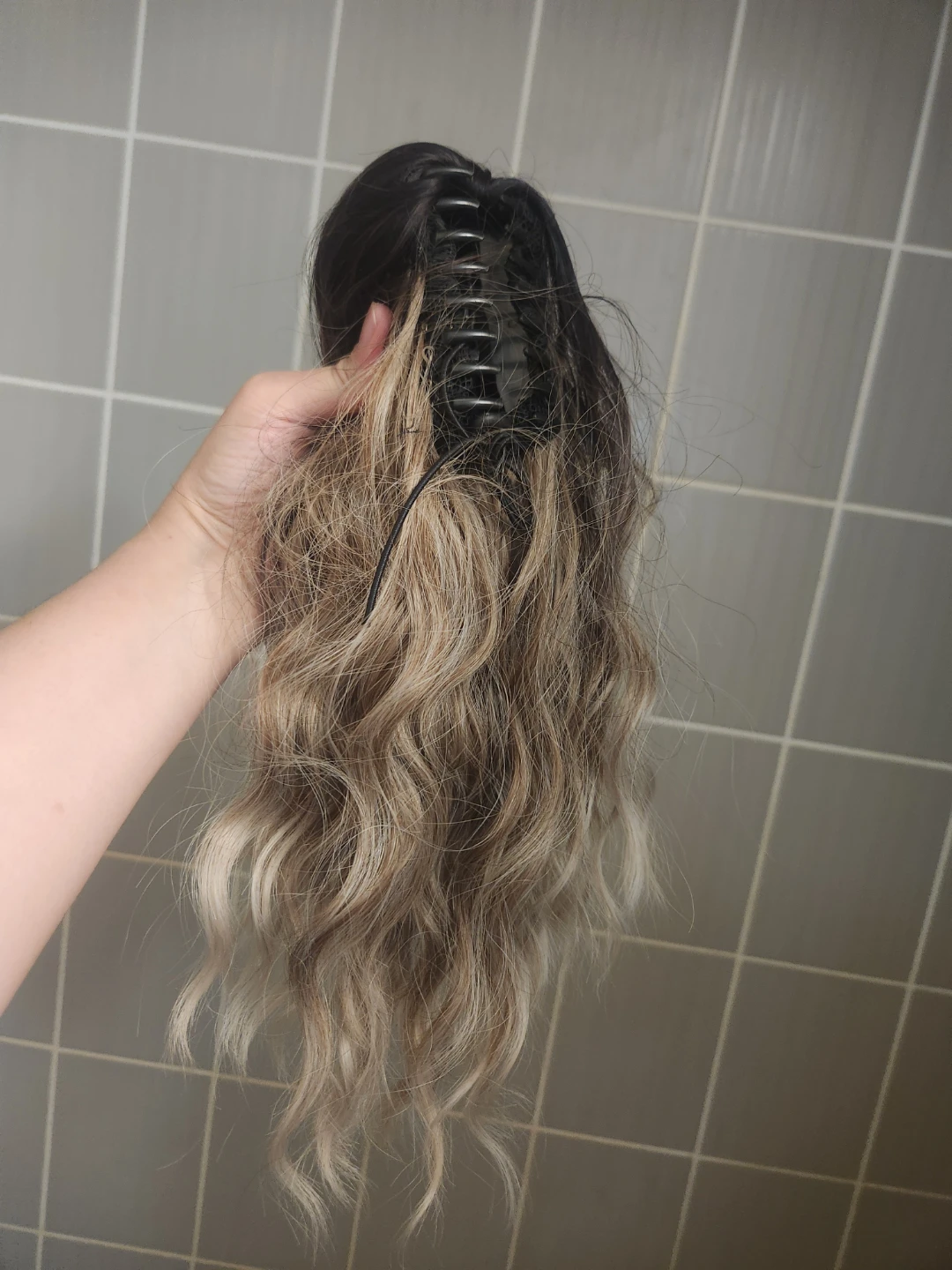 Claw clip wavy hair extension ponytail - photo 4