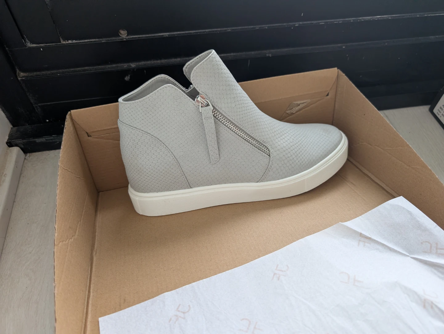 Move out sale: Just Fab Light Grey Ankle Sneakers - photo 4