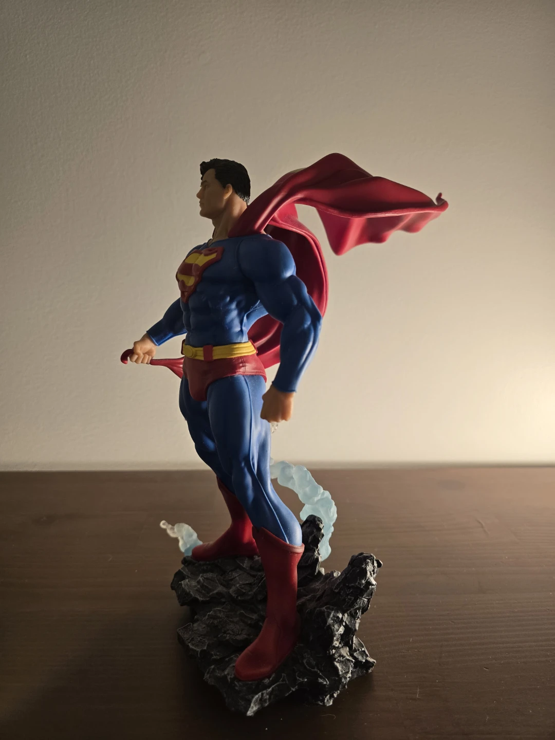Superman Action Figure Statue - photo 3