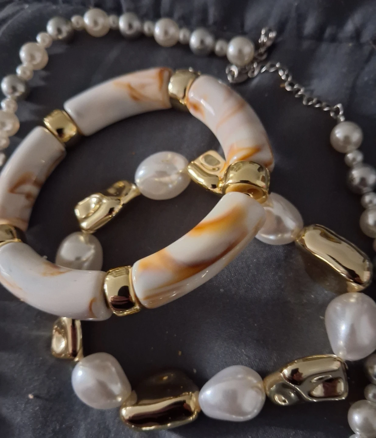 Jewellery Bundle: Pearl Necklace and Two Bracelets - photo 3