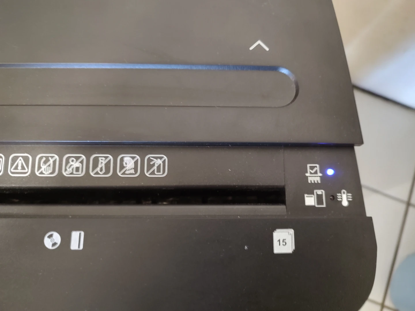 STAPLES 15sheet Heavy duty paper shredder downtown Toronto - photo 4