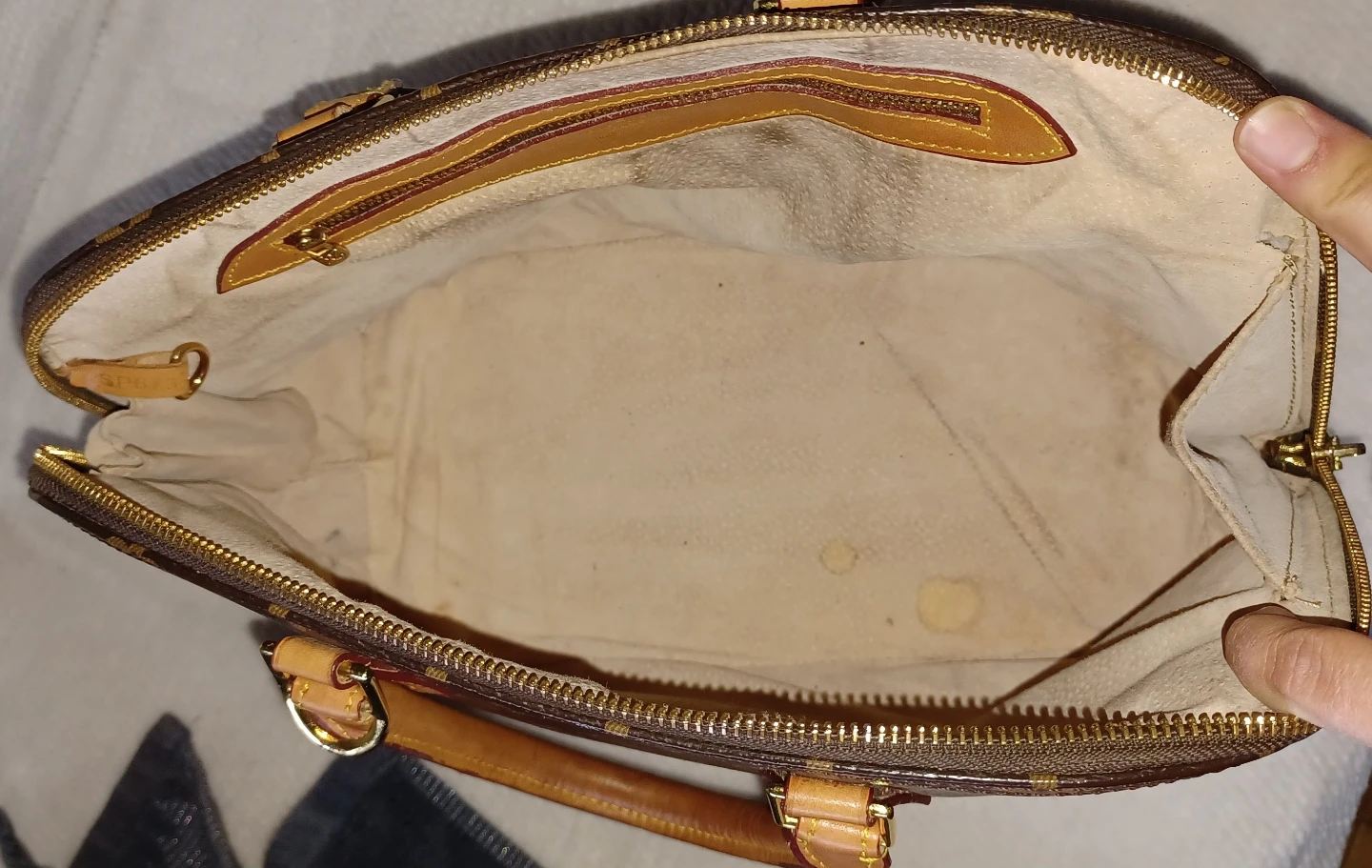 Louis Vuitton Alma MM Monogram Handbag - photo 4
