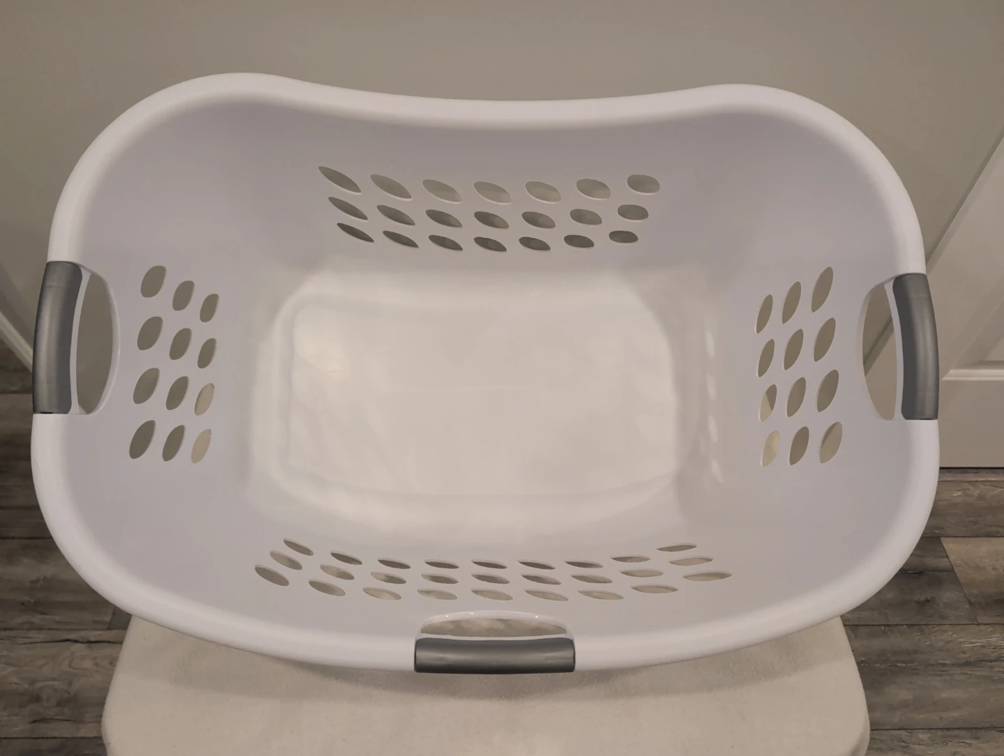 Large 70L Sterilite Hip-Hold Laundry Basket (White - photo 4