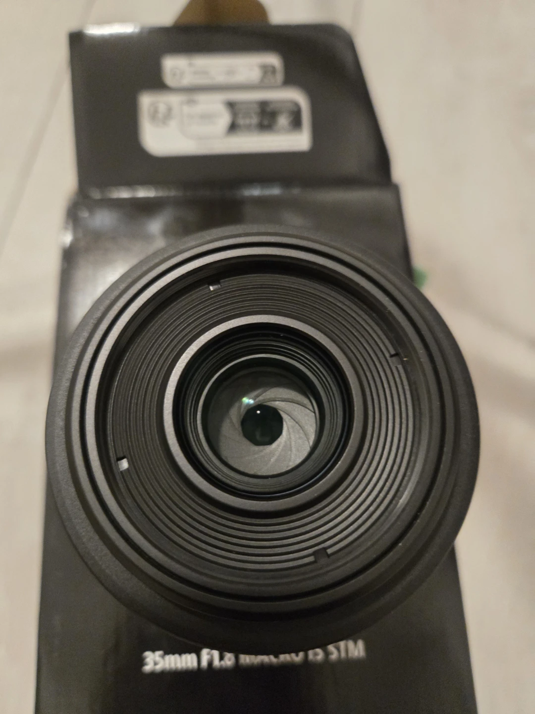 Canon RF 35mm F1.8 Macro IS STM Lens - photo 3