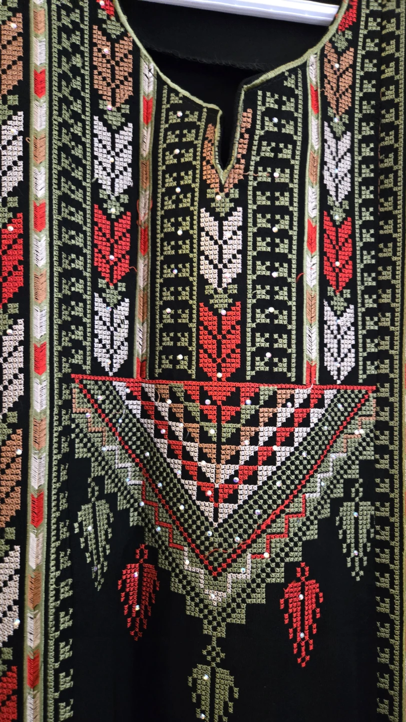 Embroidered Black Maxi thobe - photo 2