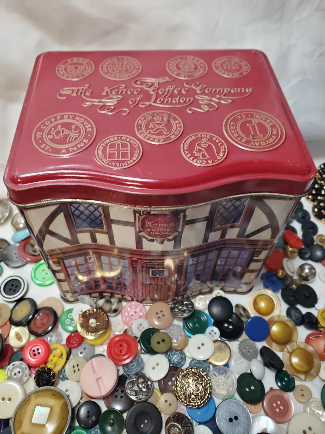 Grandma's Buttons in a Vintage Tin - photo 2