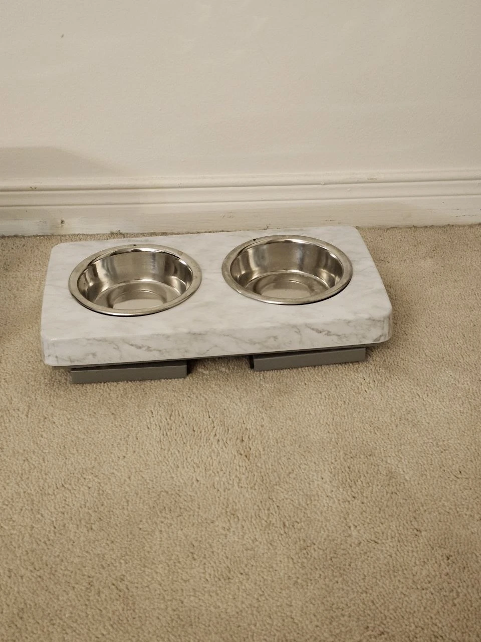 Raised Double Pet Feeder – White Marble Look, Stainless Bowls - photo 2