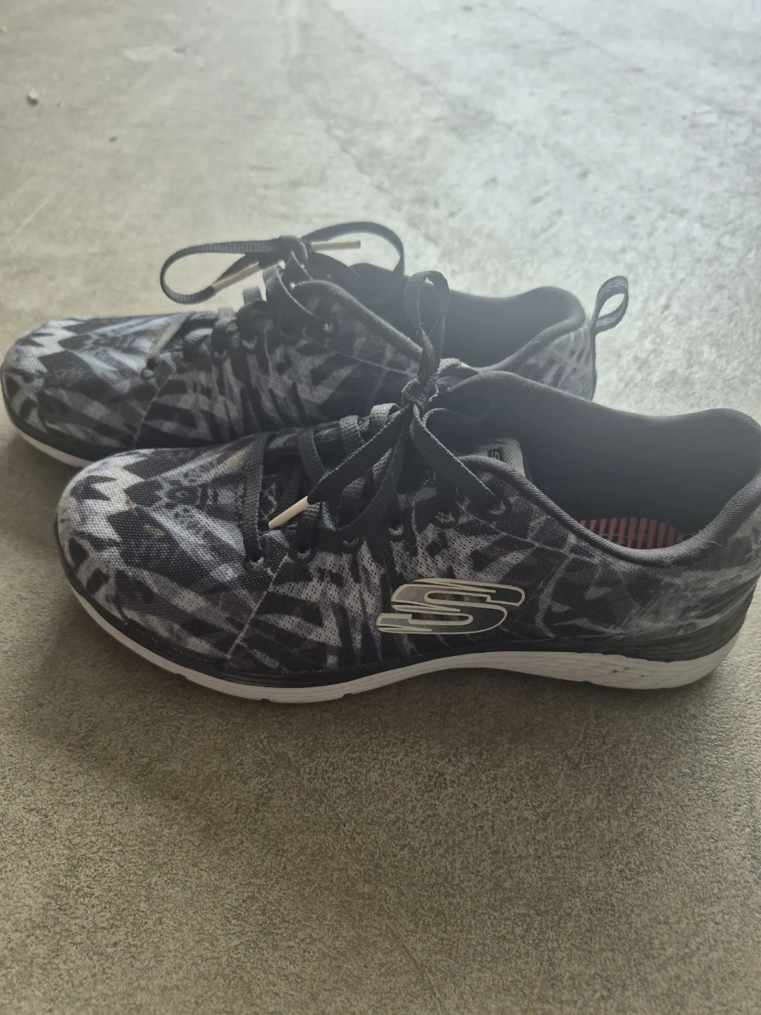 Skechers Relaxed Fit Memory Foam Sneakers Size 7