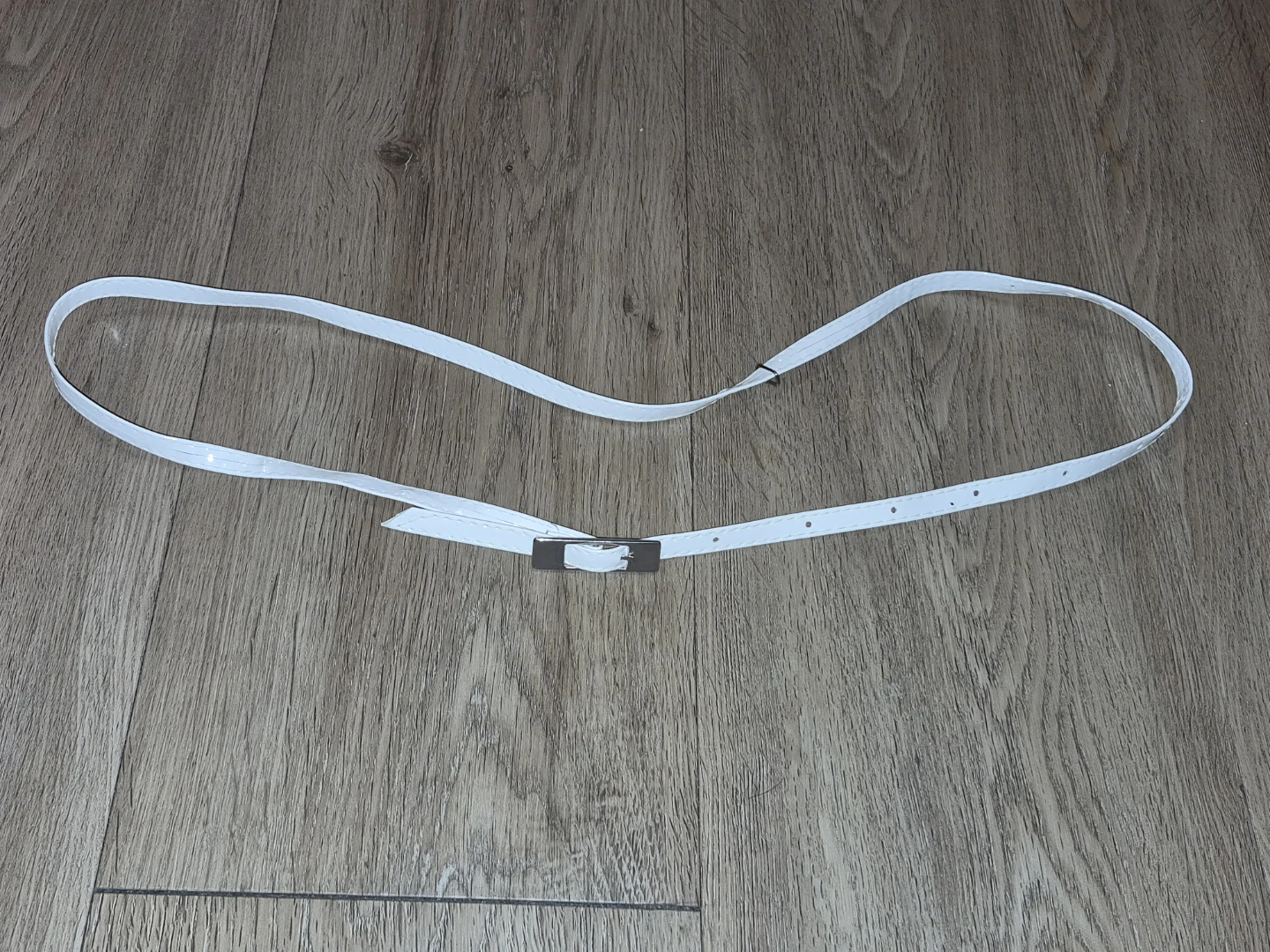 White skinny patent leather belt