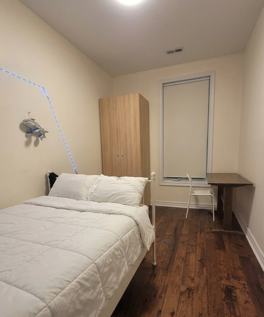 Room for rent-near Dupont stn - photo 2