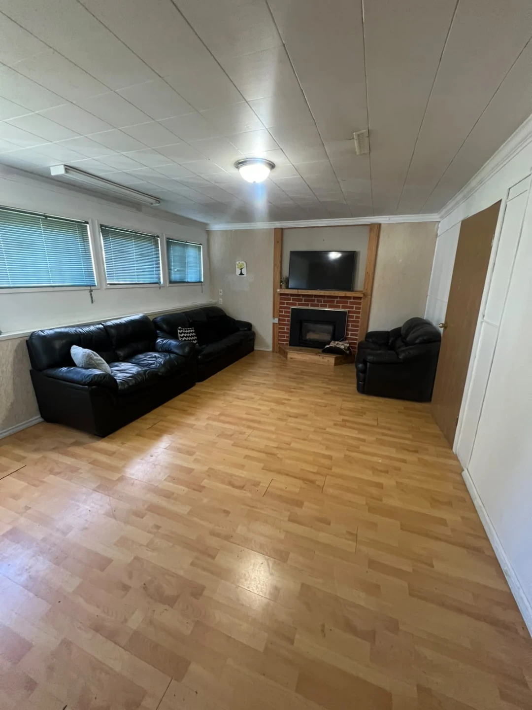 2 bedroom basement on rent - photo 2