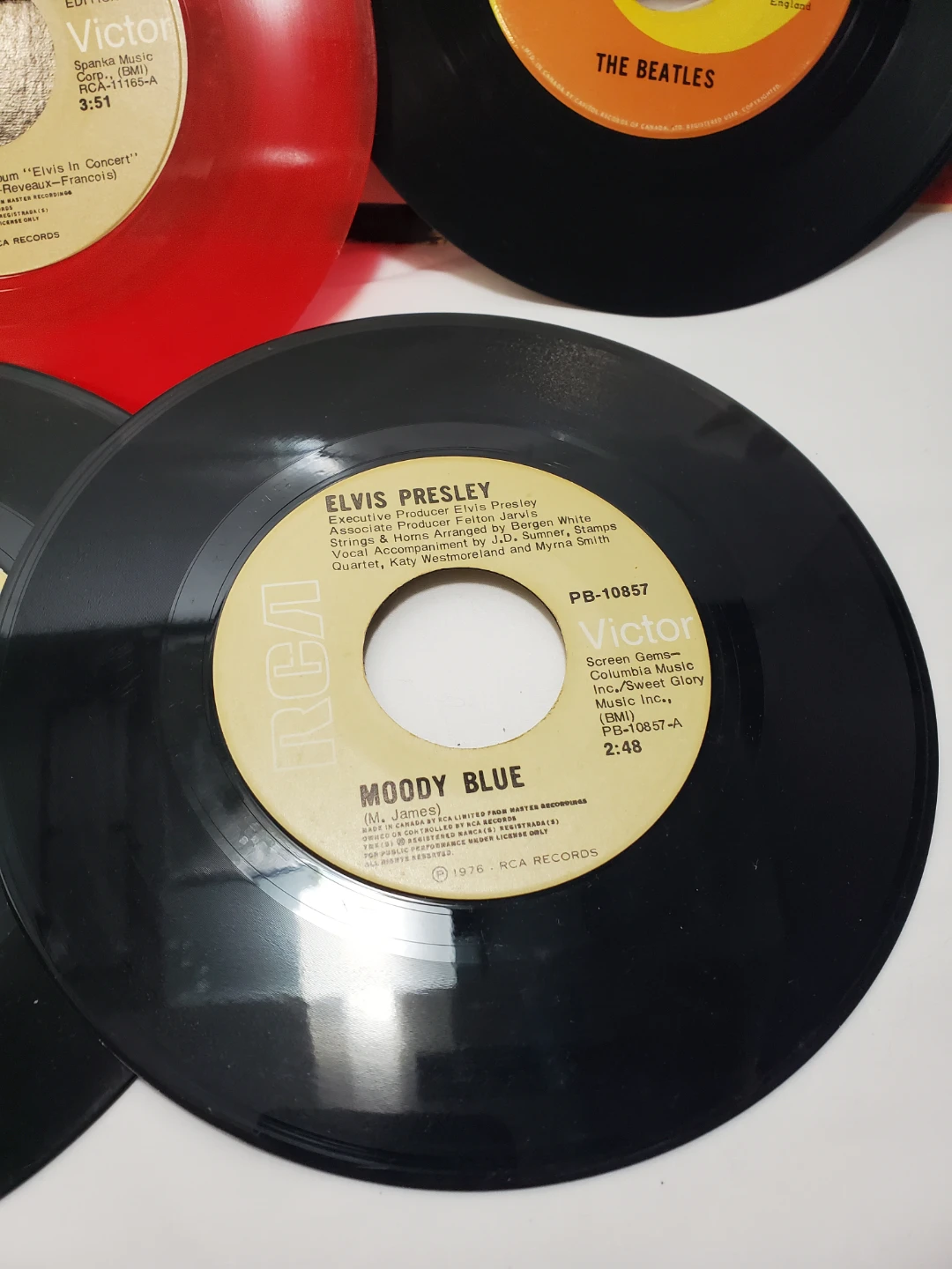 3 Elvis & 2 Beatles Vintage 45's - photo 5
