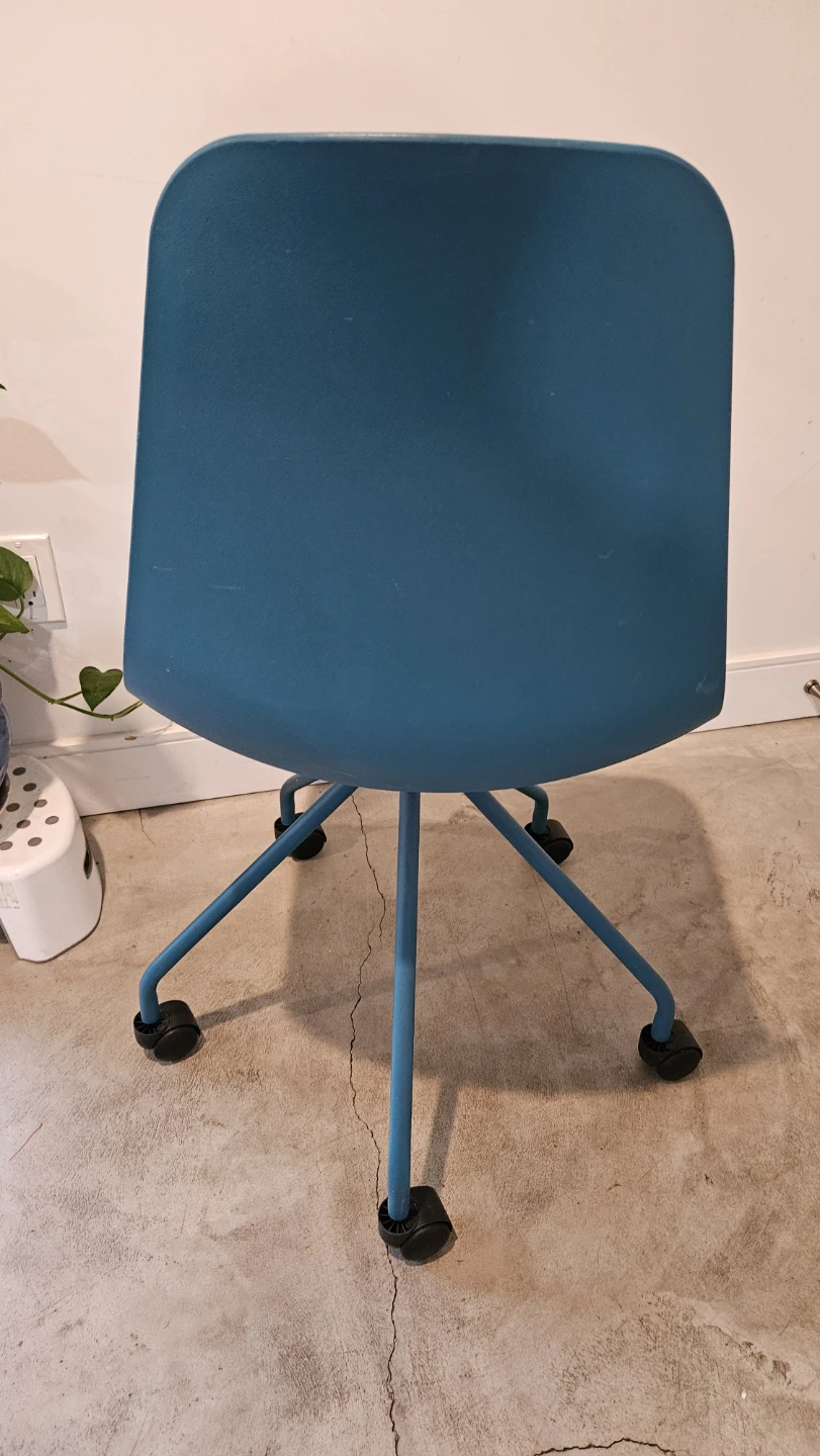 Set of 4 Teal Blue Molded Plastic Office Chairs on Wheels - photo 3